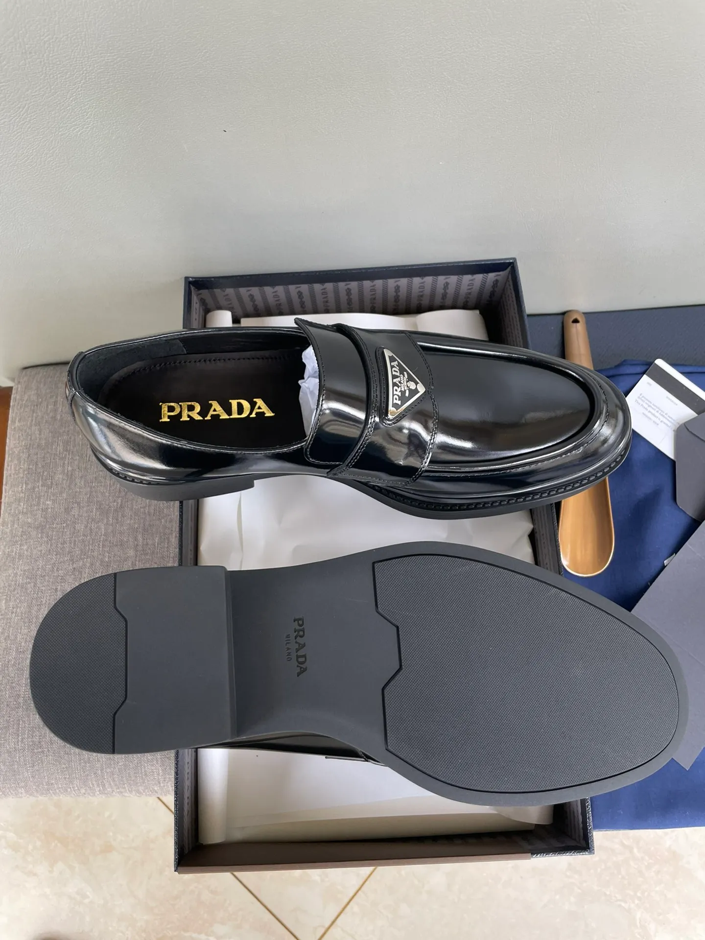Men's shoes 💰860 💰Best recommendation✨PRADA Prada top purchasing quality imported upper with color-brushed edge beads carved toe design cowhide lining private molded TPU outsole non-slip, wear-resistant and elastic fashionable and versatile burgundy black blue 39-44 in stock (38, 45 customized for replacement, return and exchange)